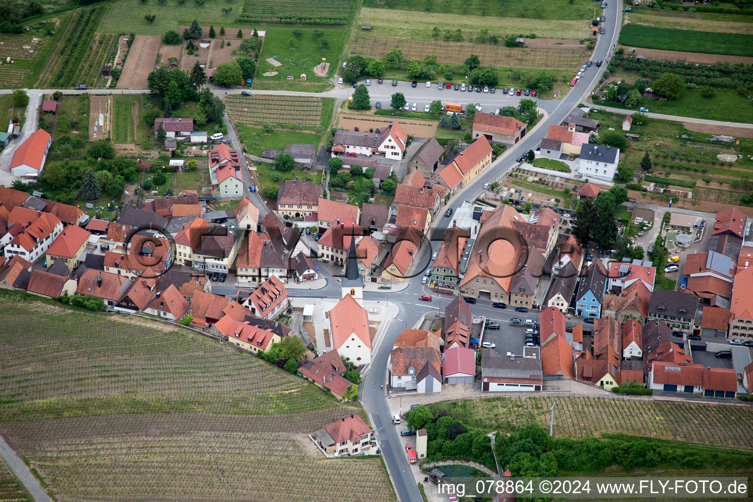 Vue aérienne de Quartier Escherndorf in Volkach dans le département Bavière, Allemagne