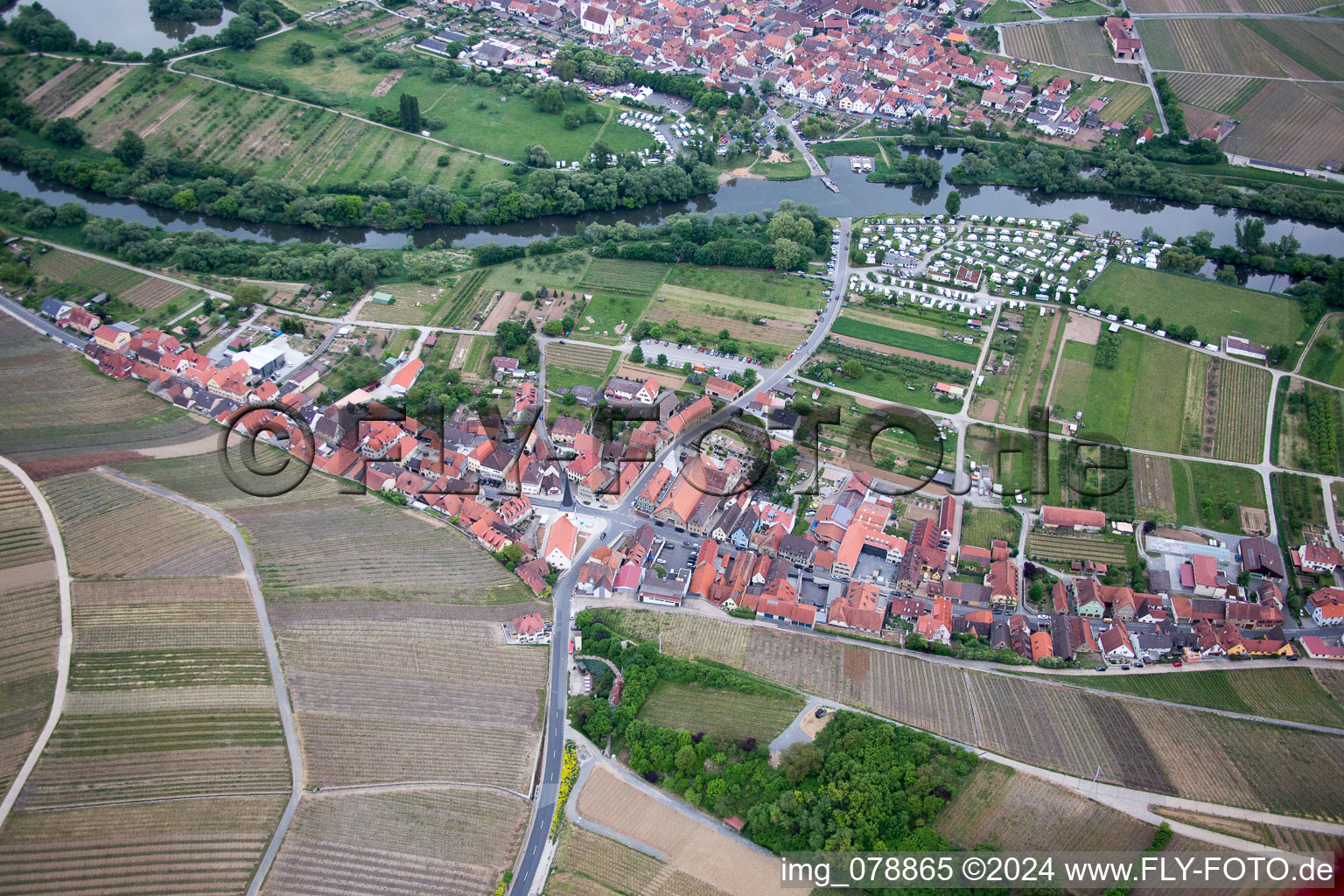 Vue aérienne de Camping Ankergrund à Volkach dans le département Bavière, Allemagne