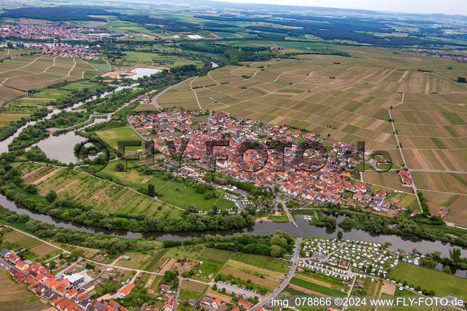 Vue aérienne de Ville viticole sur la Mainschleife à le quartier Fahr in Volkach dans le département Bavière, Allemagne