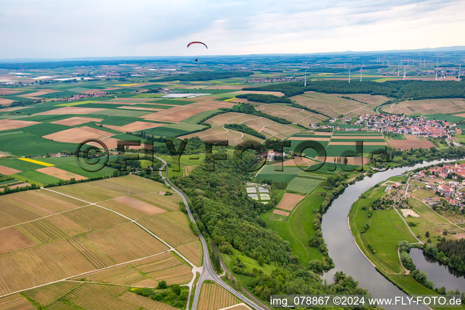 Vue aérienne de Au-dessus du Bockstaschen sur la Mainschleife à le quartier Untereisenheim in Eisenheim dans le département Bavière, Allemagne