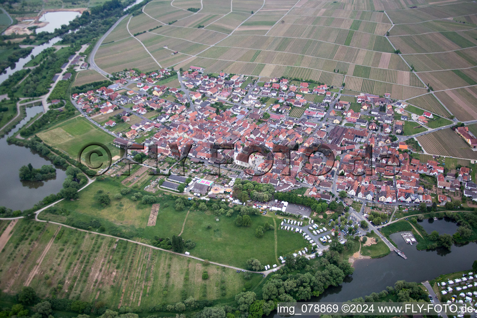 Vue aérienne de Nordheim am Main dans le département Bavière, Allemagne