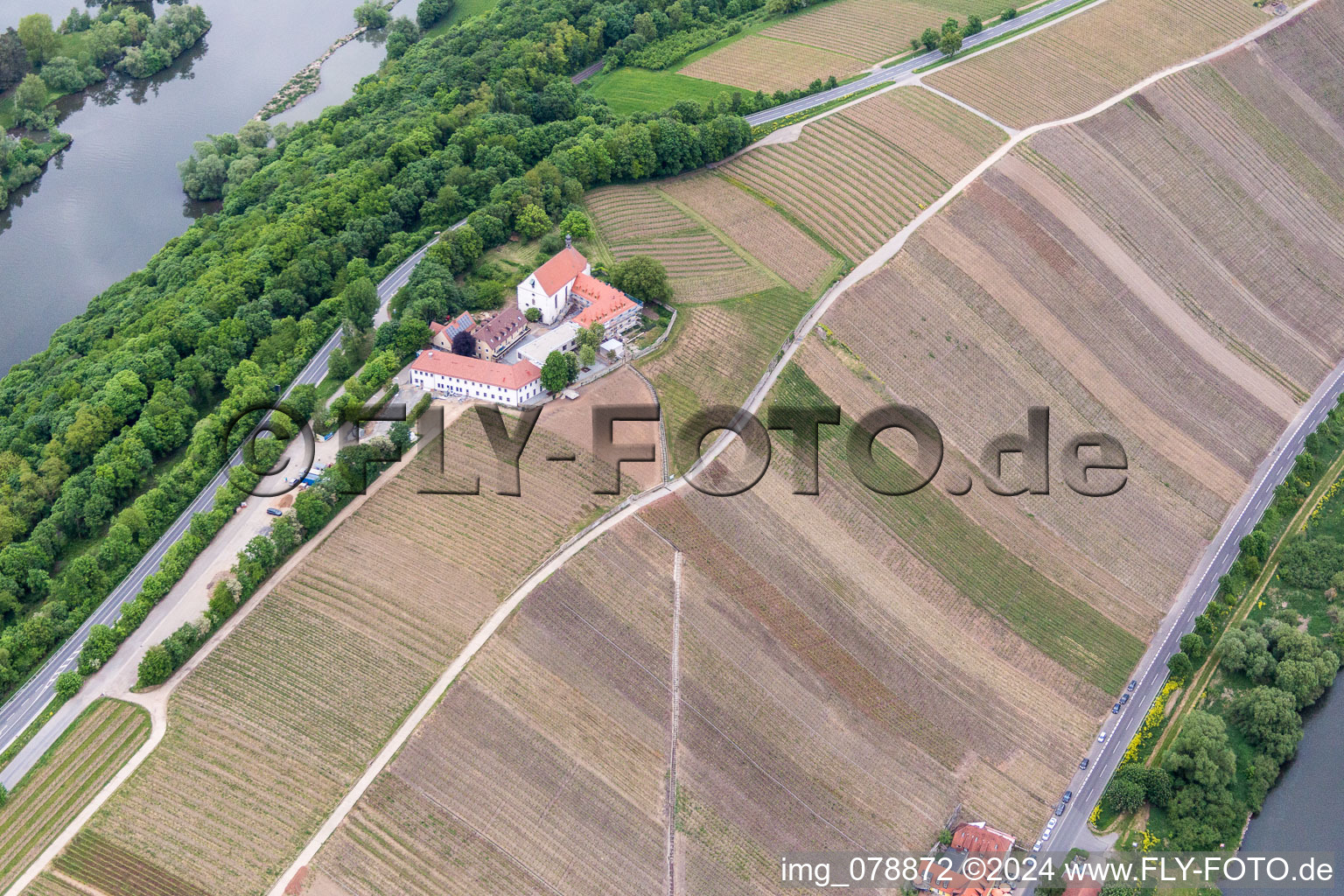 Vue aérienne de Paysage viticole Versant principal du Vogelsburg et de l'église Mariä Schutz Marker à le quartier Escherndorf in Volkach dans le département Bavière, Allemagne