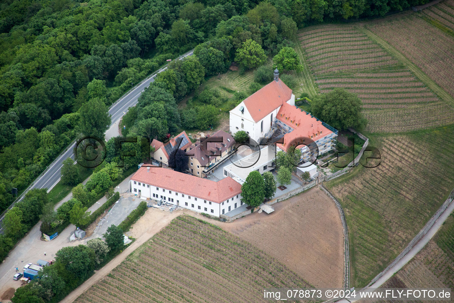 Vue aérienne de Vogelsbourg à le quartier Escherndorf in Volkach dans le département Bavière, Allemagne