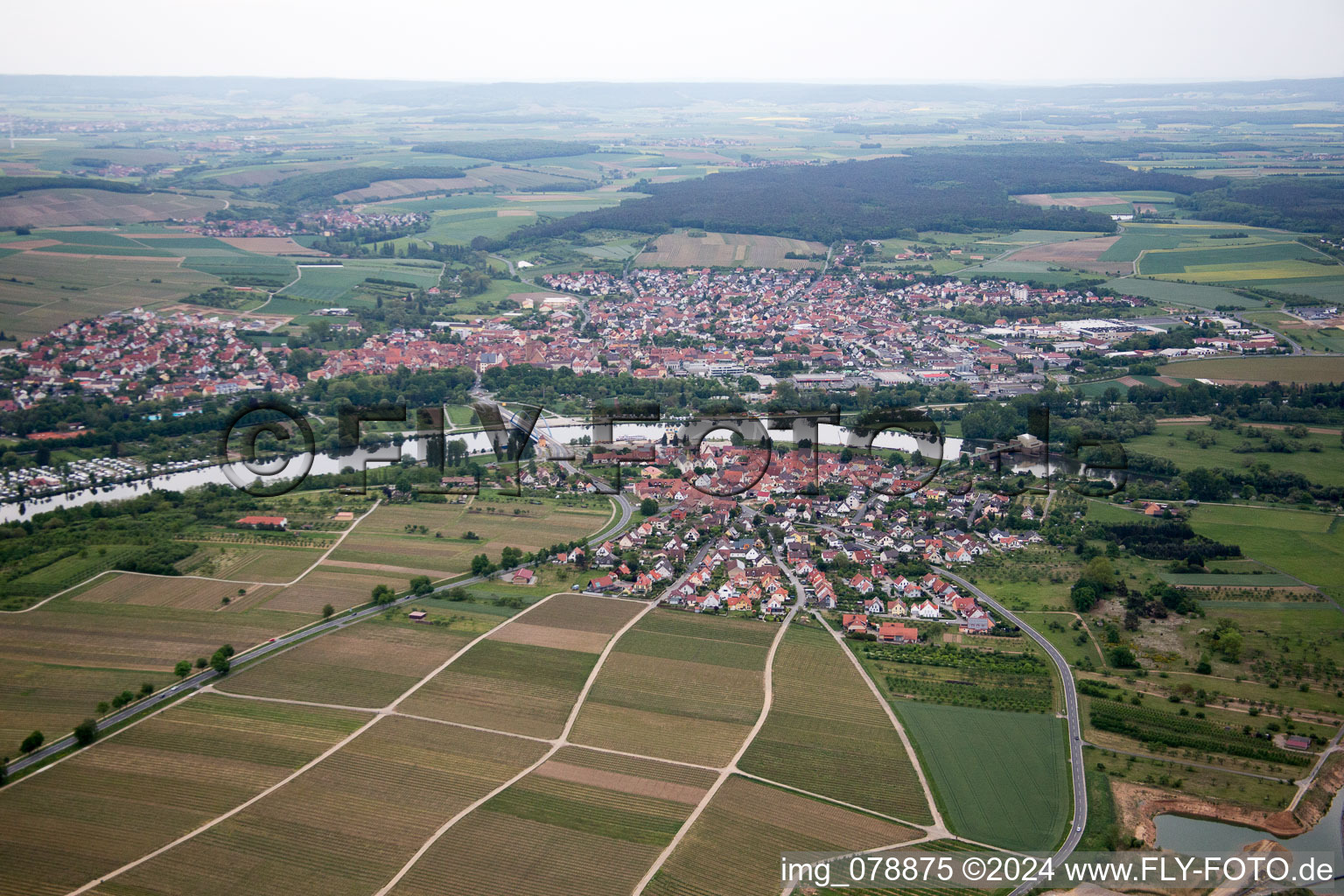 Vue aérienne de De l'ouest à le quartier Astheim in Volkach dans le département Bavière, Allemagne