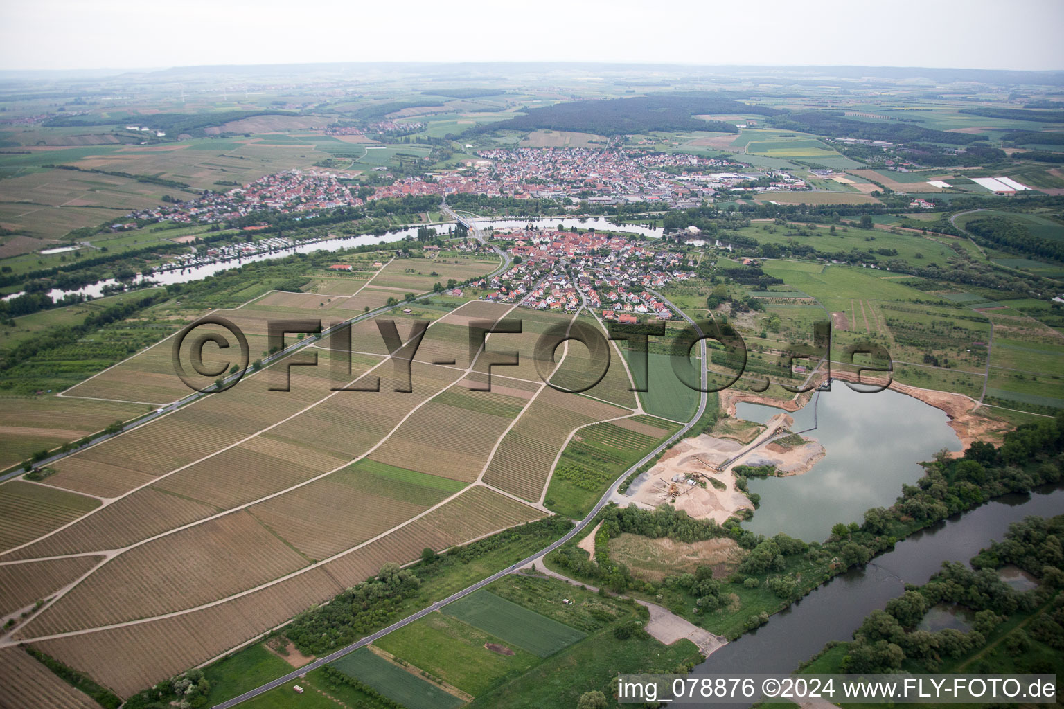 Vue aérienne de De l'ouest à le quartier Astheim in Volkach dans le département Bavière, Allemagne