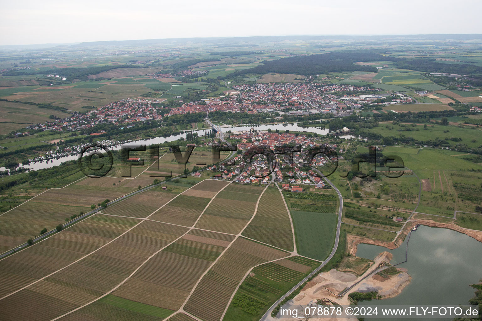 Photographie aérienne de De l'ouest à le quartier Astheim in Volkach dans le département Bavière, Allemagne