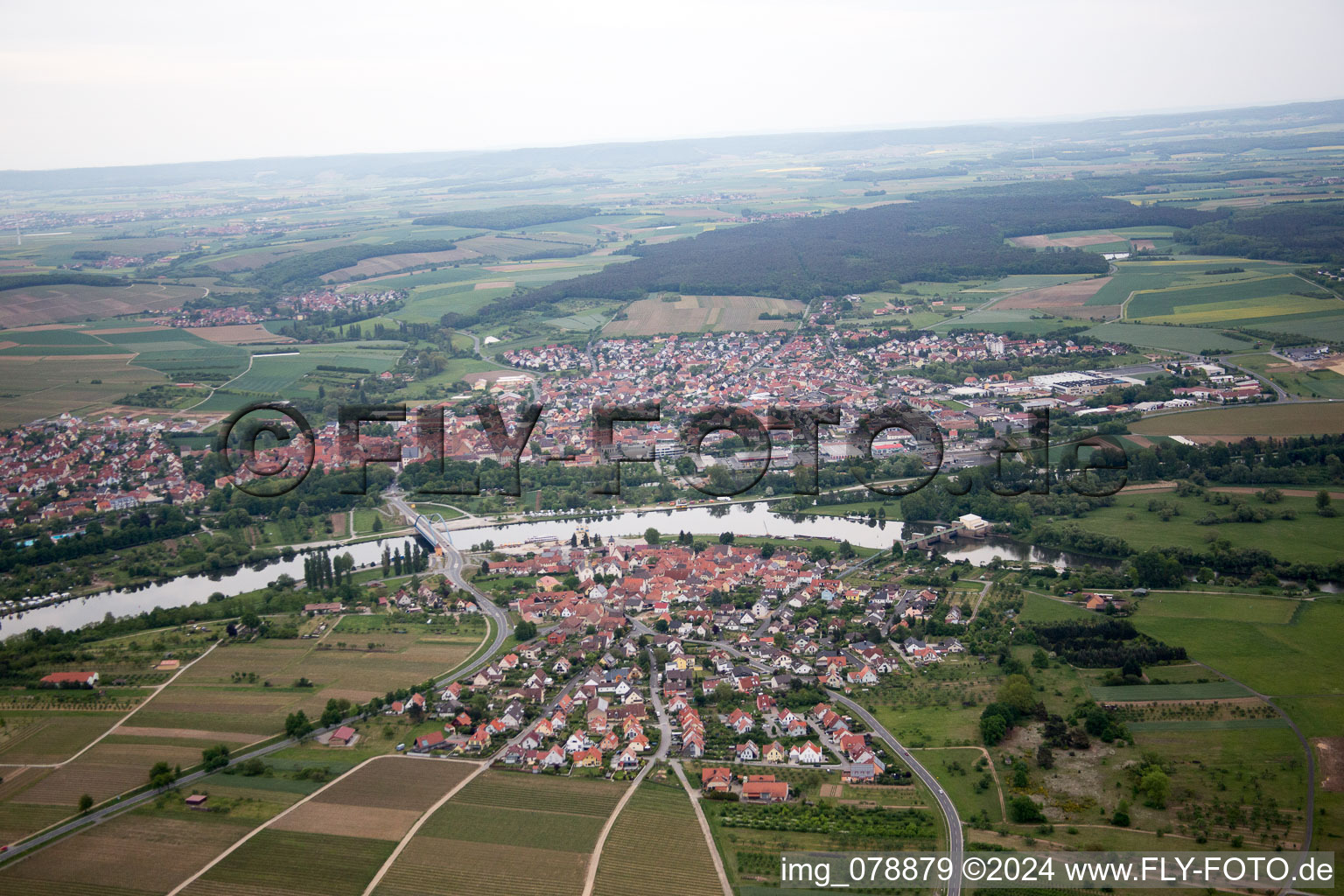 Vue oblique de De l'ouest à le quartier Astheim in Volkach dans le département Bavière, Allemagne