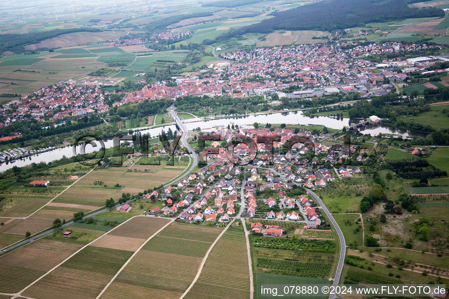 De l'ouest à le quartier Astheim in Volkach dans le département Bavière, Allemagne d'en haut