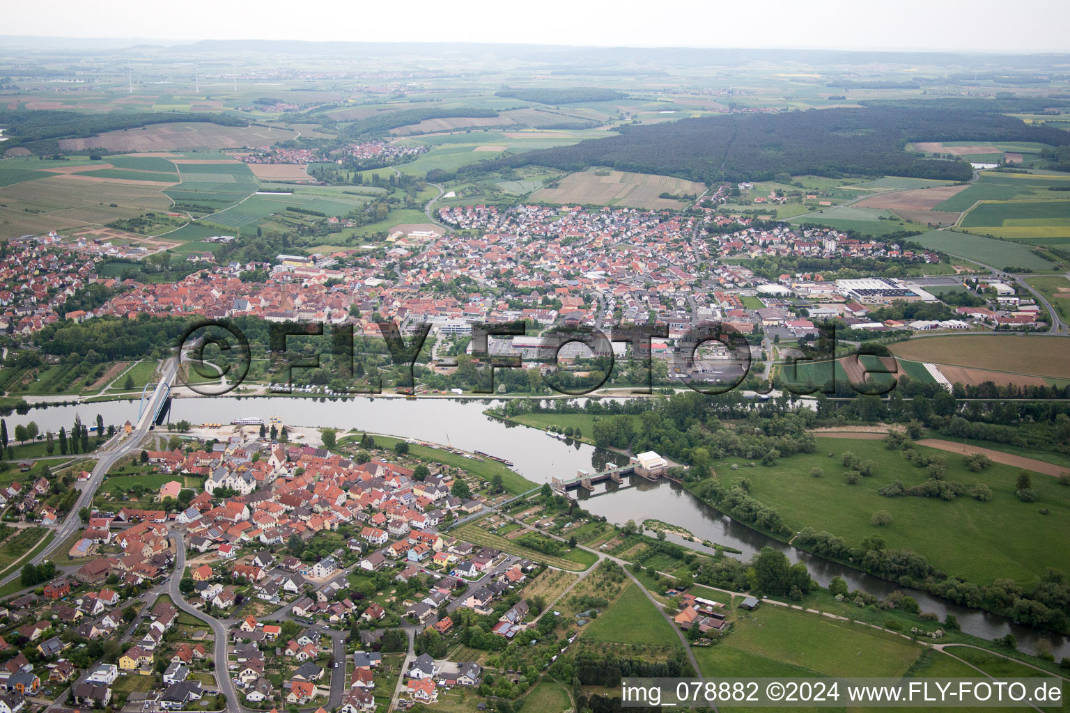 Vue aérienne de Quartier Astheim in Volkach dans le département Bavière, Allemagne