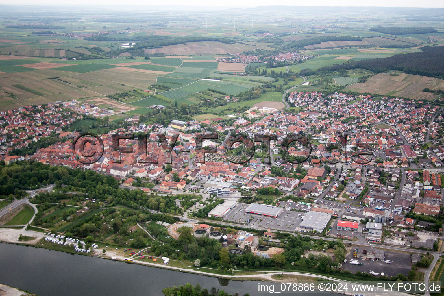 Vue aérienne de Volkach dans le département Bavière, Allemagne