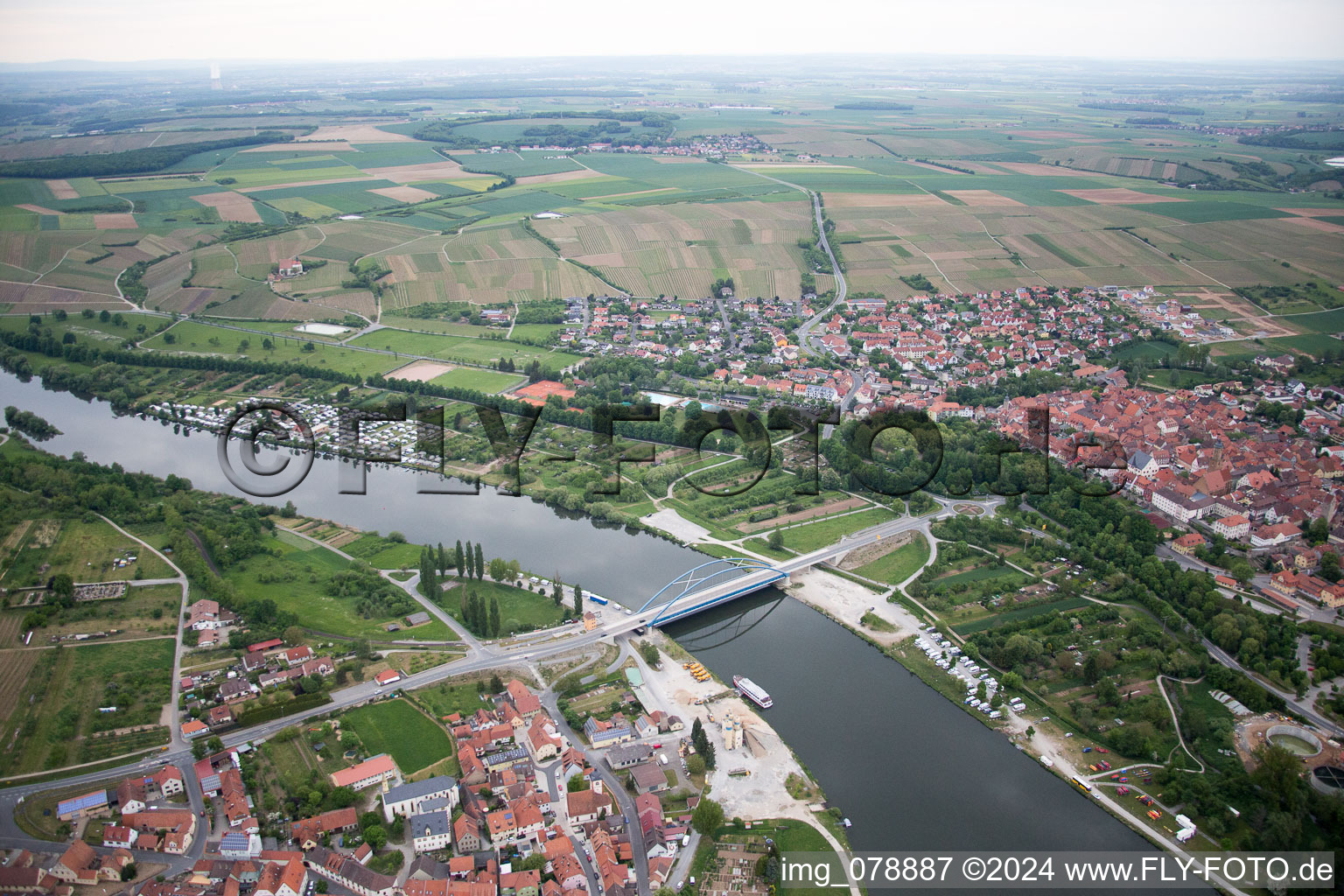 Vue aérienne de Pont principal entre Astheim et Volkach à Volkach dans le département Bavière, Allemagne