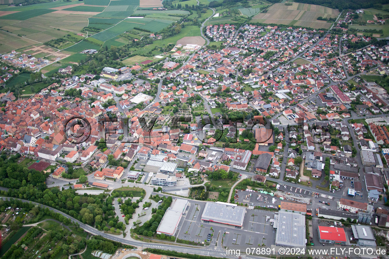 Vue oblique de Volkach dans le département Bavière, Allemagne