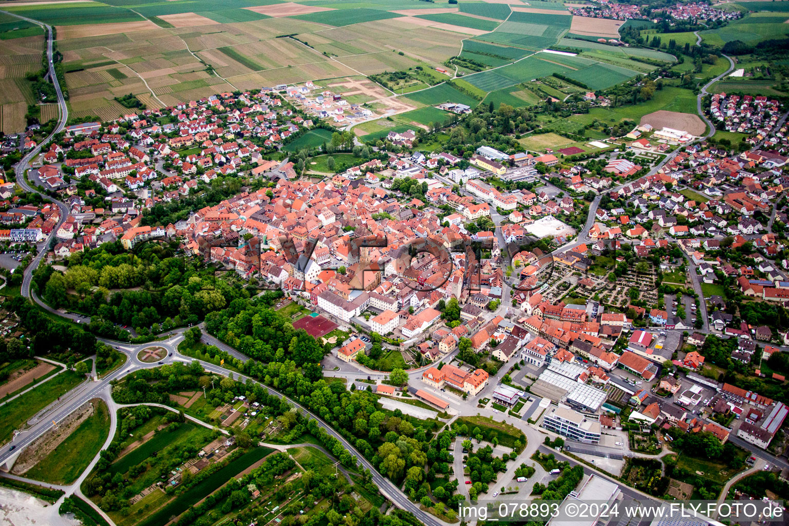 Vue aérienne de Vieille ville et centre-ville à Volkach dans le département Bavière, Allemagne