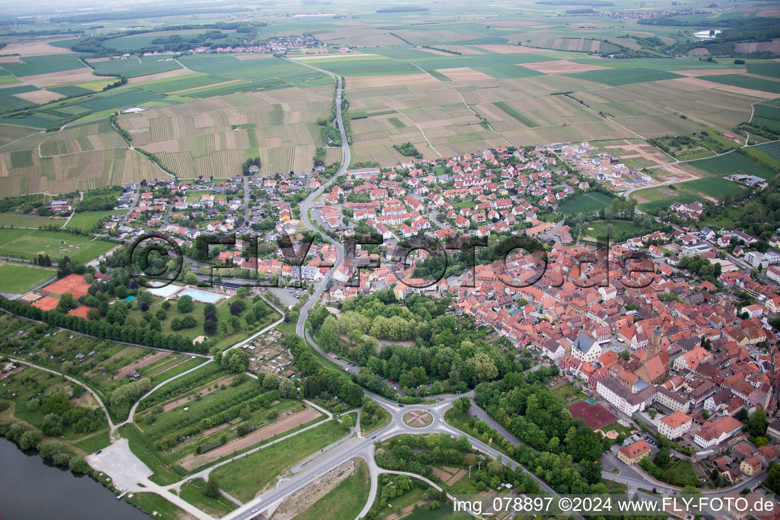 Volkach dans le département Bavière, Allemagne vue d'en haut