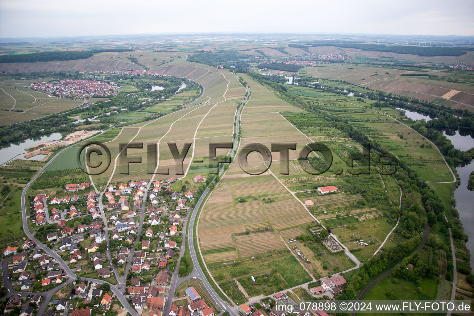 Vue aérienne de Quartier Astheim in Volkach dans le département Bavière, Allemagne