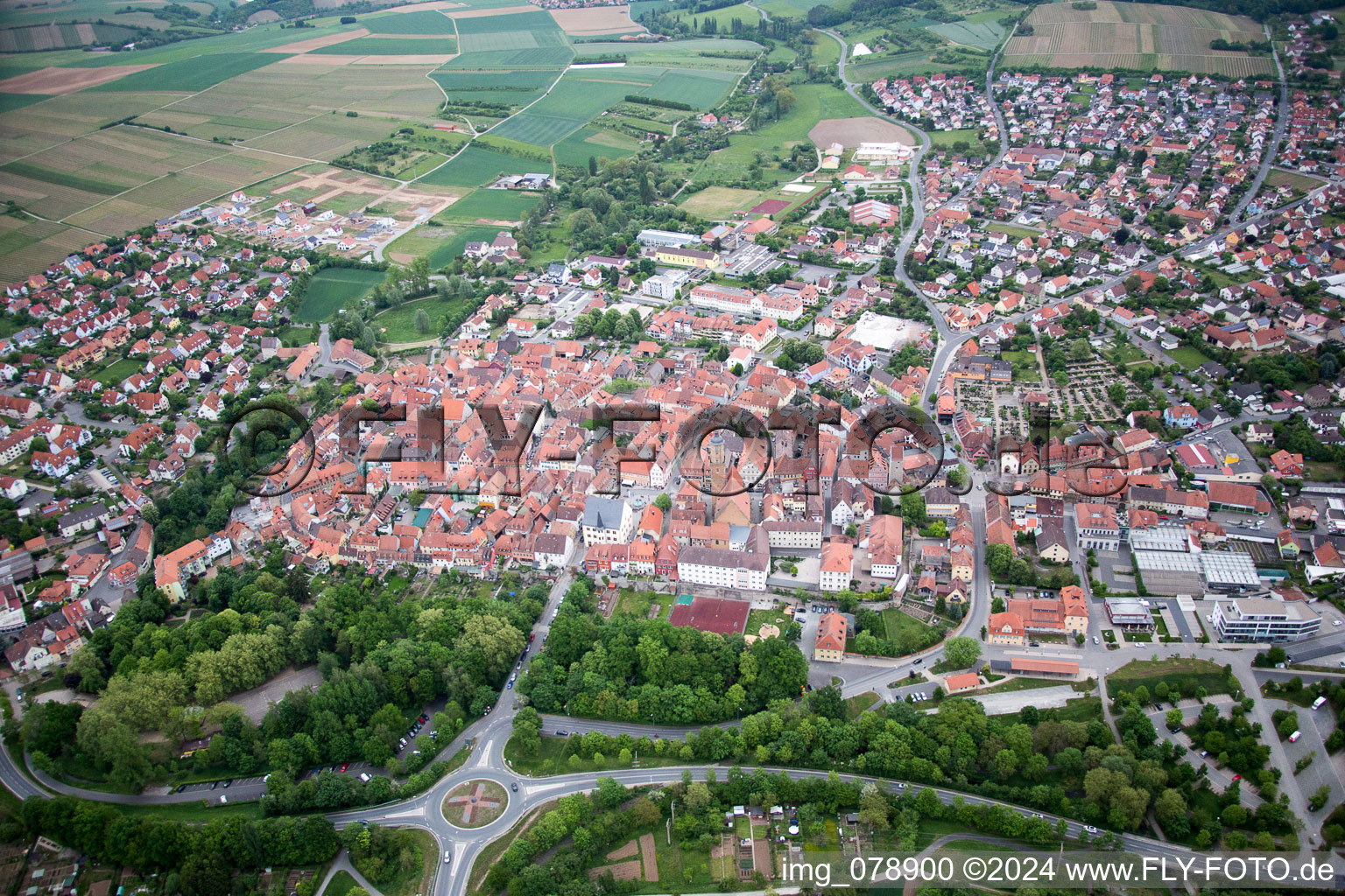 Volkach dans le département Bavière, Allemagne depuis l'avion