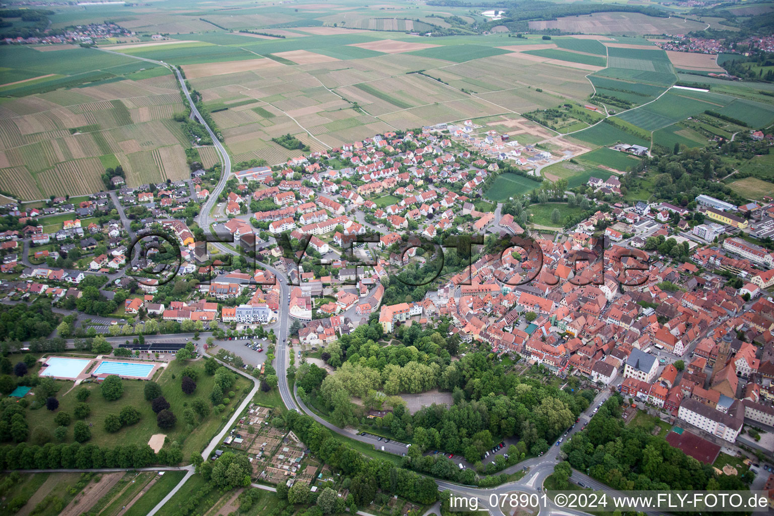 Vue d'oiseau de Volkach dans le département Bavière, Allemagne