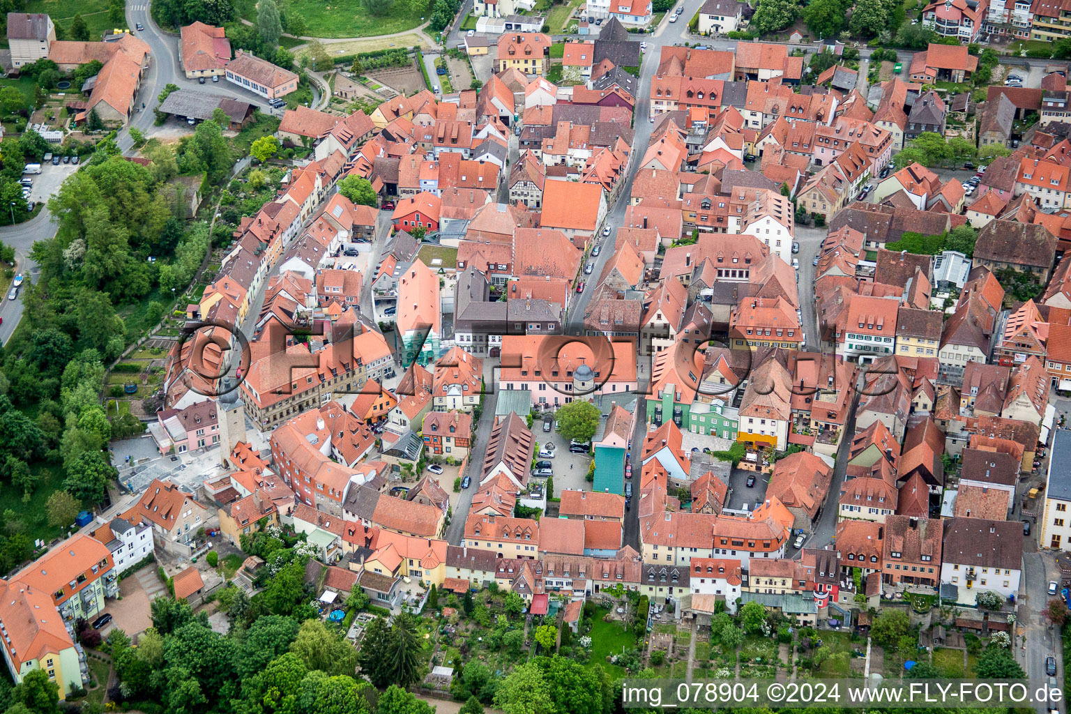 Vue aérienne de Vieille ville et centre-ville à Volkach dans le département Bavière, Allemagne