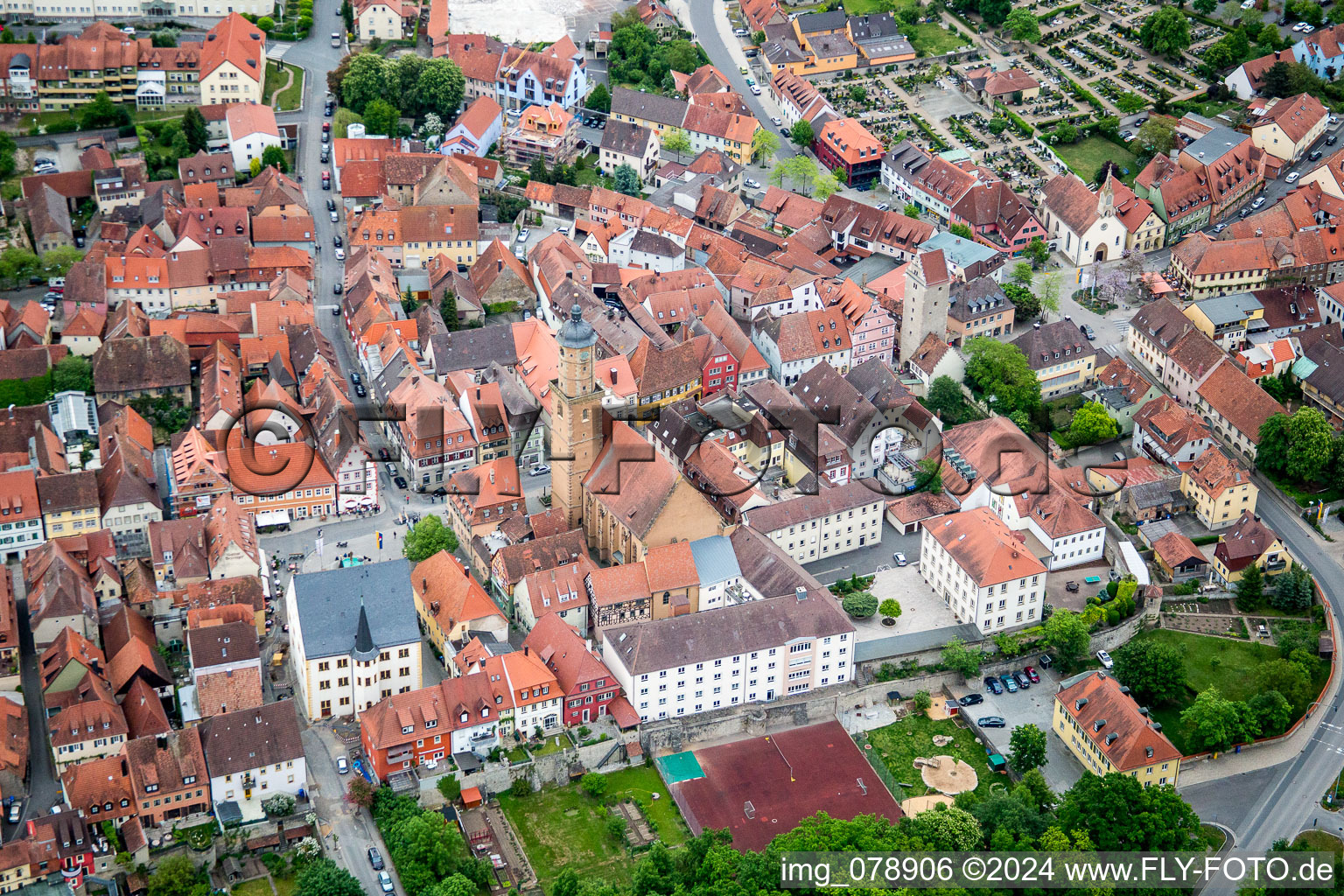 Vue aérienne de Église catholique de Saint-Barthélemy à Volkach dans le département Bavière, Allemagne