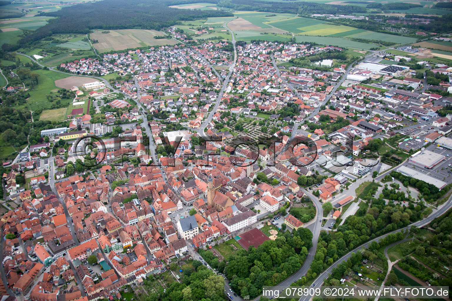 Volkach dans le département Bavière, Allemagne du point de vue du drone