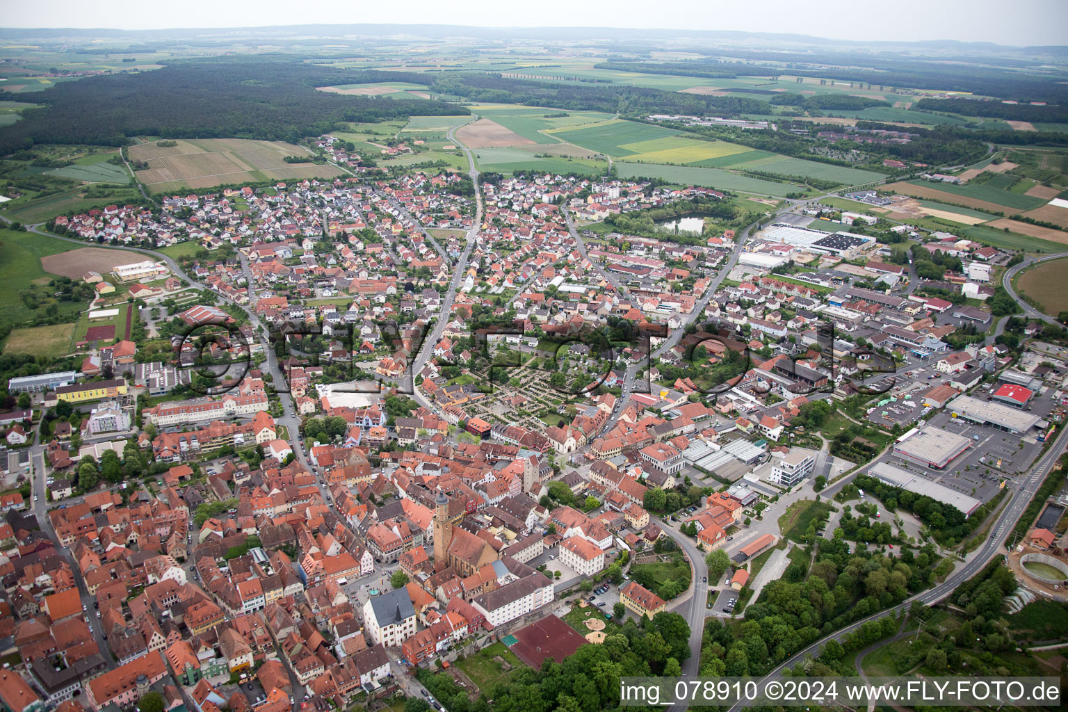 Volkach dans le département Bavière, Allemagne d'un drone