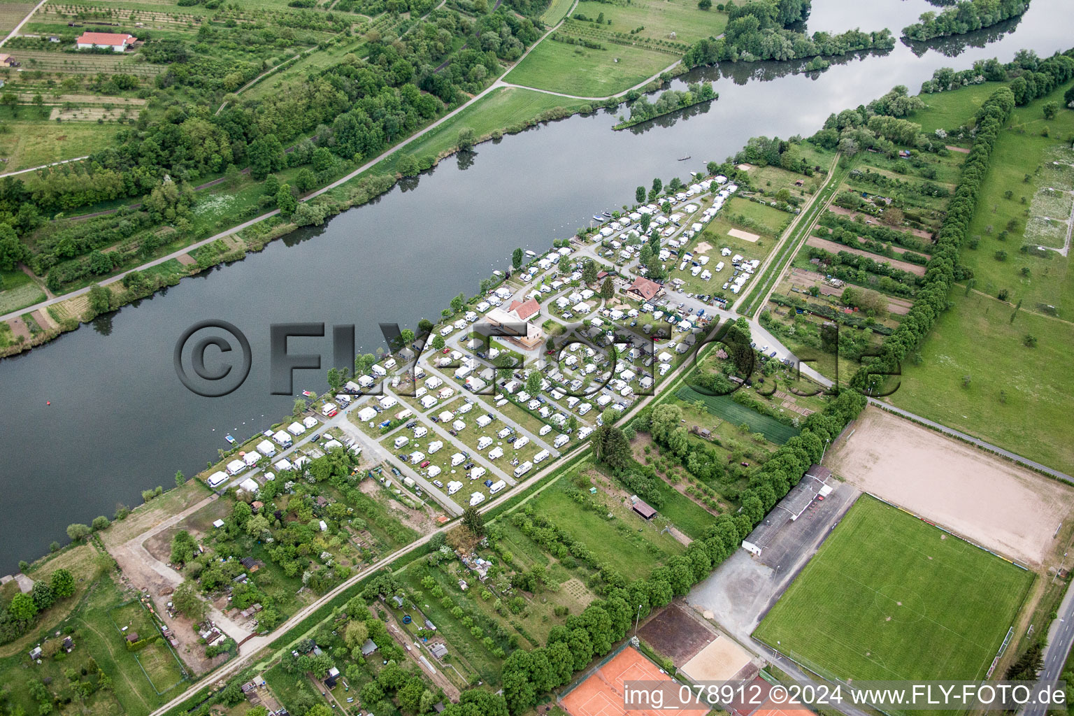 Vue aérienne de Camping Ankergrund au bord du Main dans l'état à Volkach dans le département Bavière, Allemagne