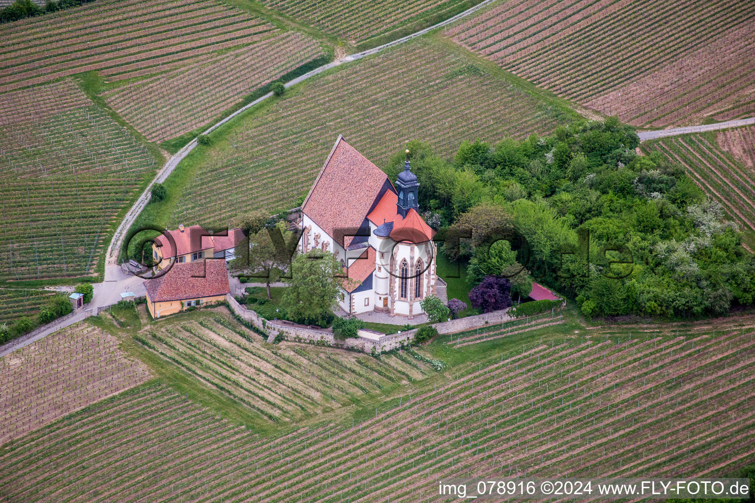 Vue aérienne de Chapelle de l'église de pèlerinage de Maria im Weingarten à Volkach dans le département Bavière, Allemagne