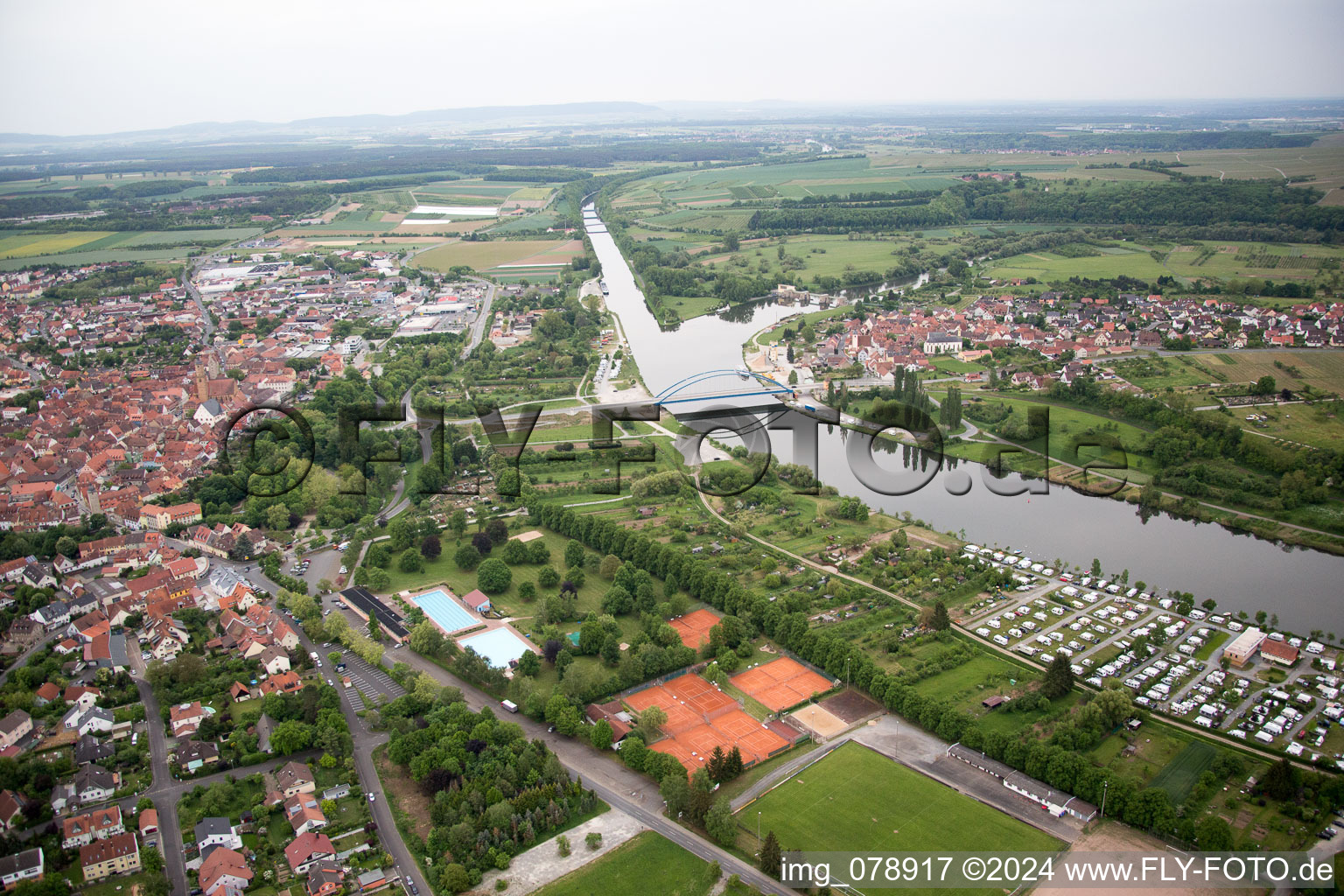 Vue aérienne de Ancrage au sol à Volkach dans le département Bavière, Allemagne