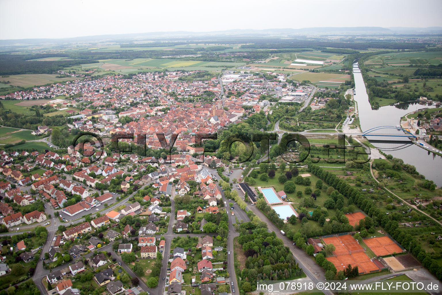 Vue oblique de Volkach dans le département Bavière, Allemagne