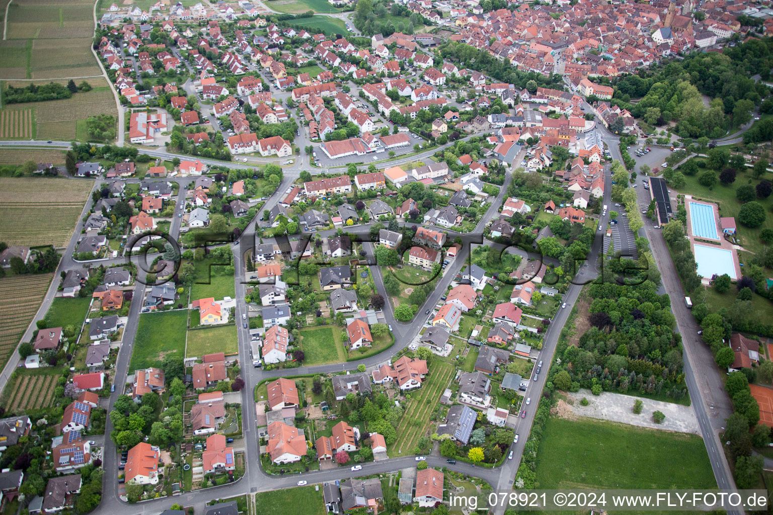 Volkach dans le département Bavière, Allemagne vue d'en haut