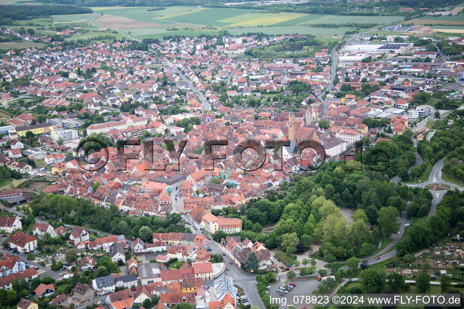 Vue d'oiseau de Volkach dans le département Bavière, Allemagne