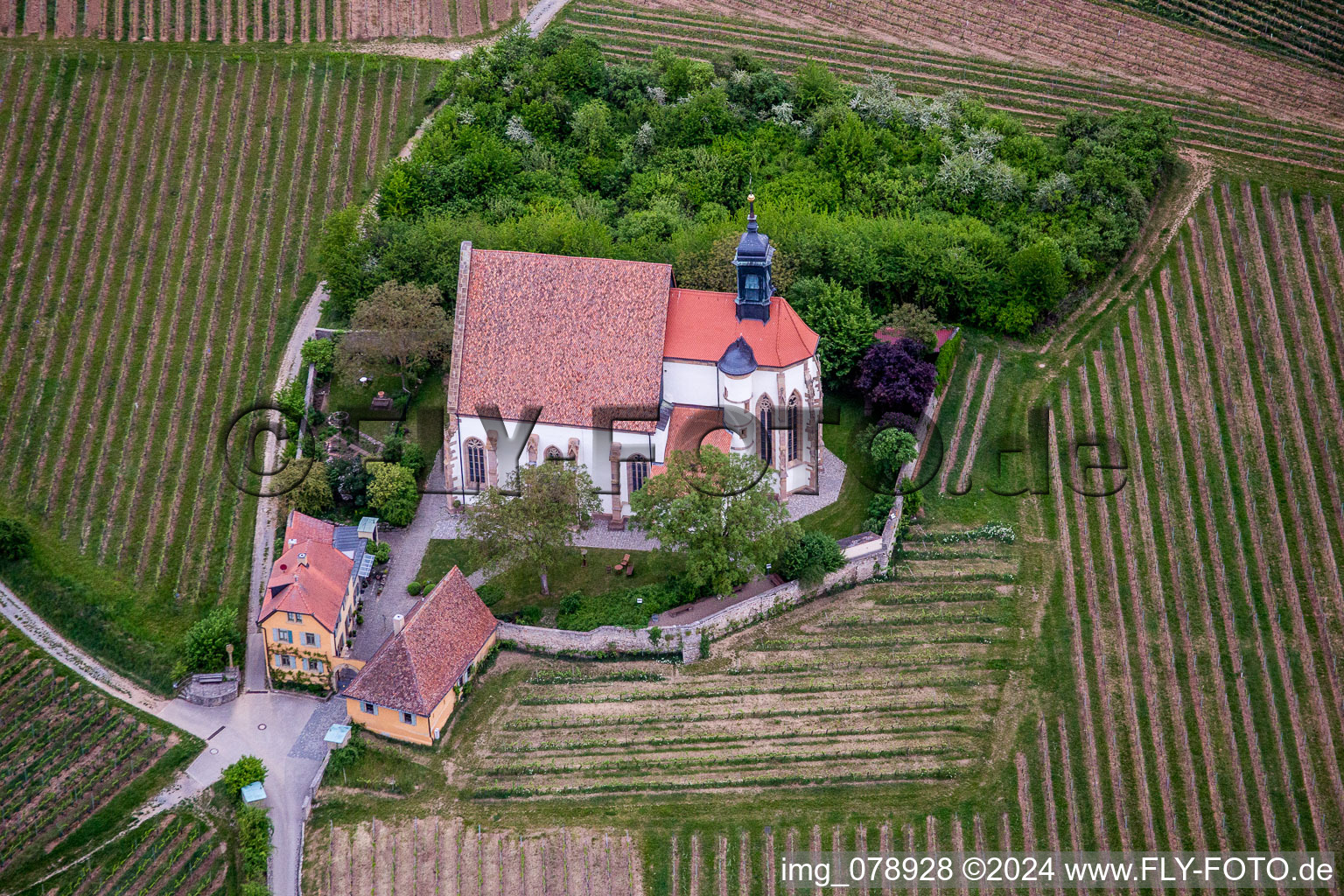 Vue aérienne de Chapelle de l'église de pèlerinage de Maria im Weingarten à Volkach dans le département Bavière, Allemagne