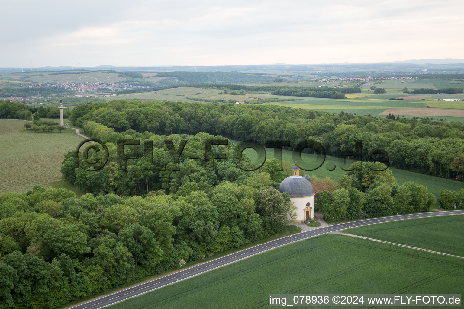 Vue aérienne de Parc du château Gaibach à le quartier Gaibach in Volkach dans le département Bavière, Allemagne