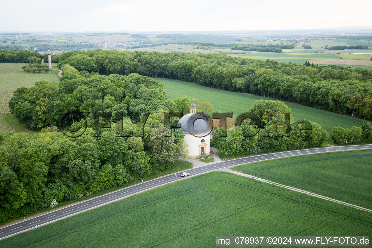 Vue aérienne de Parc du château Gaibach à le quartier Gaibach in Volkach dans le département Bavière, Allemagne