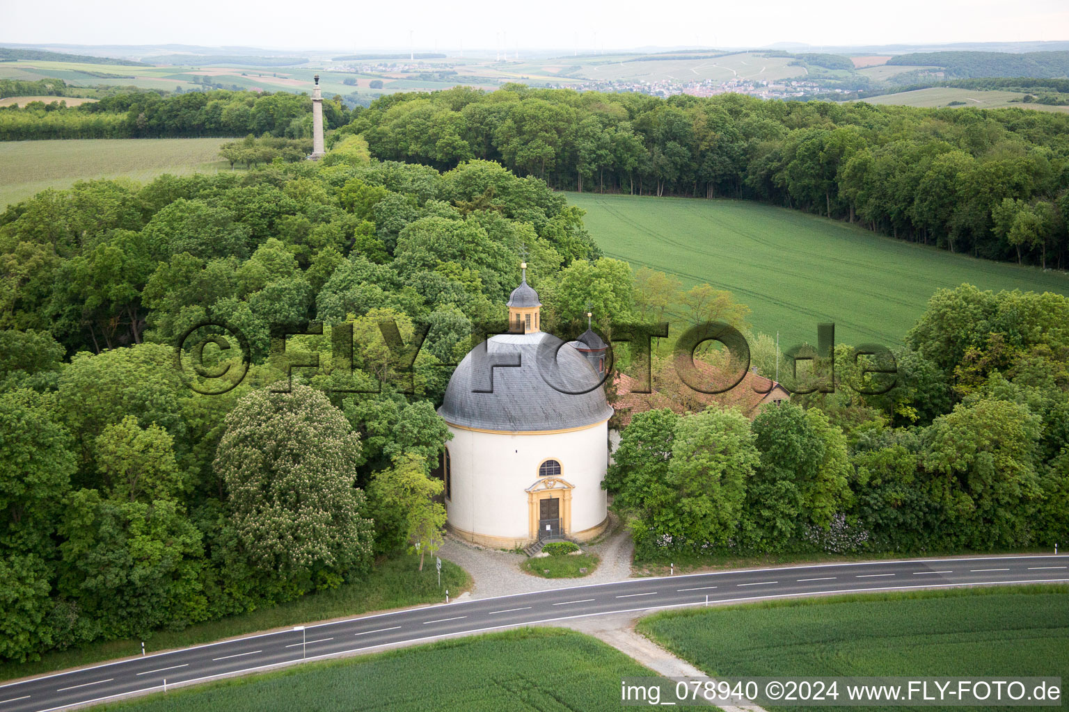 Vue oblique de Parc du château Gaibach à le quartier Gaibach in Volkach dans le département Bavière, Allemagne