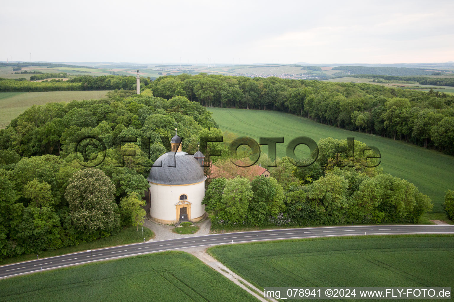 Vue aérienne de Kreuzkirche sur la Schweinfurter Straße à le quartier Gaibach in Volkach dans le département Bavière, Allemagne