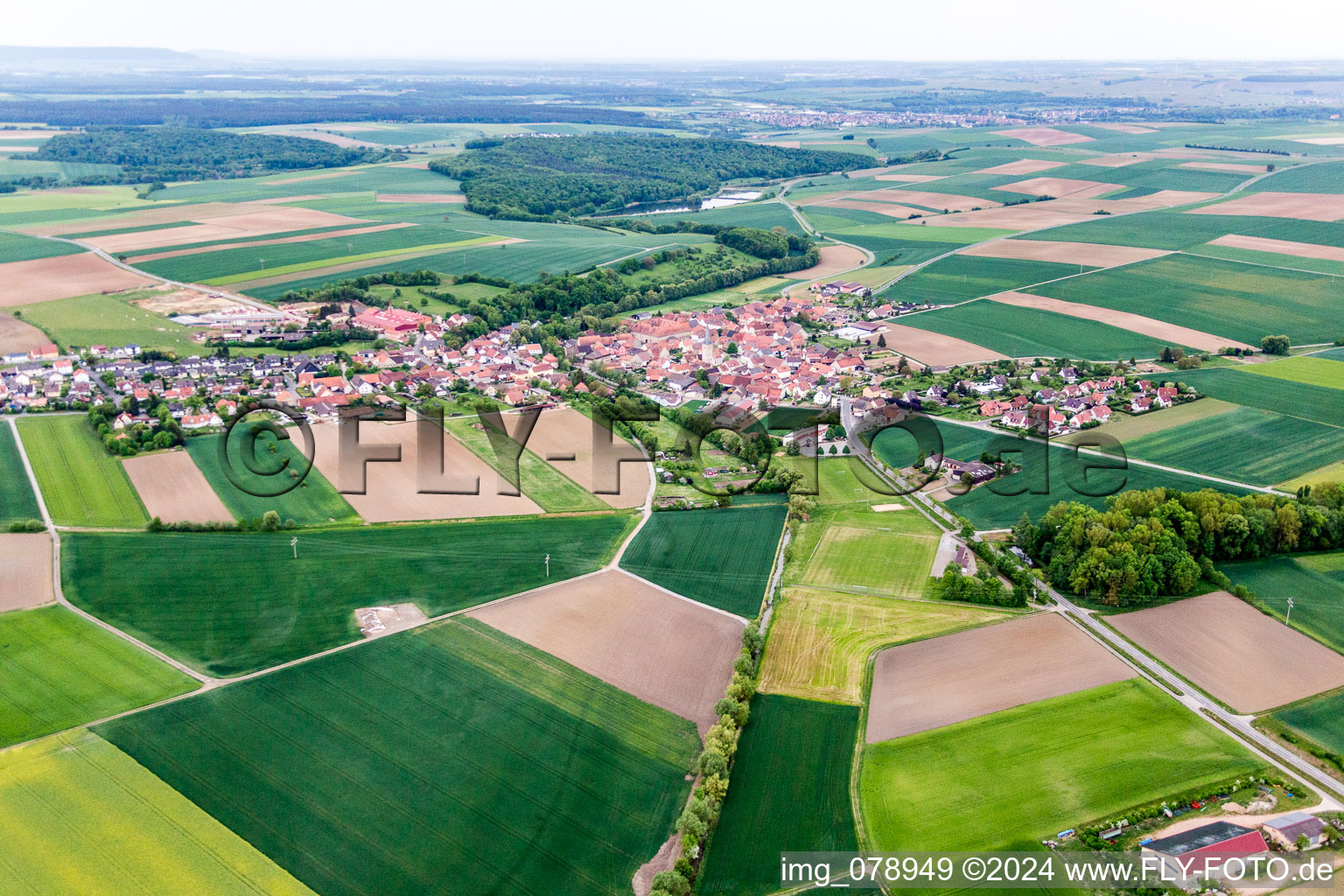 Vue aérienne de Vue sur le village à le quartier Zeilitzheim in Kolitzheim dans le département Bavière, Allemagne