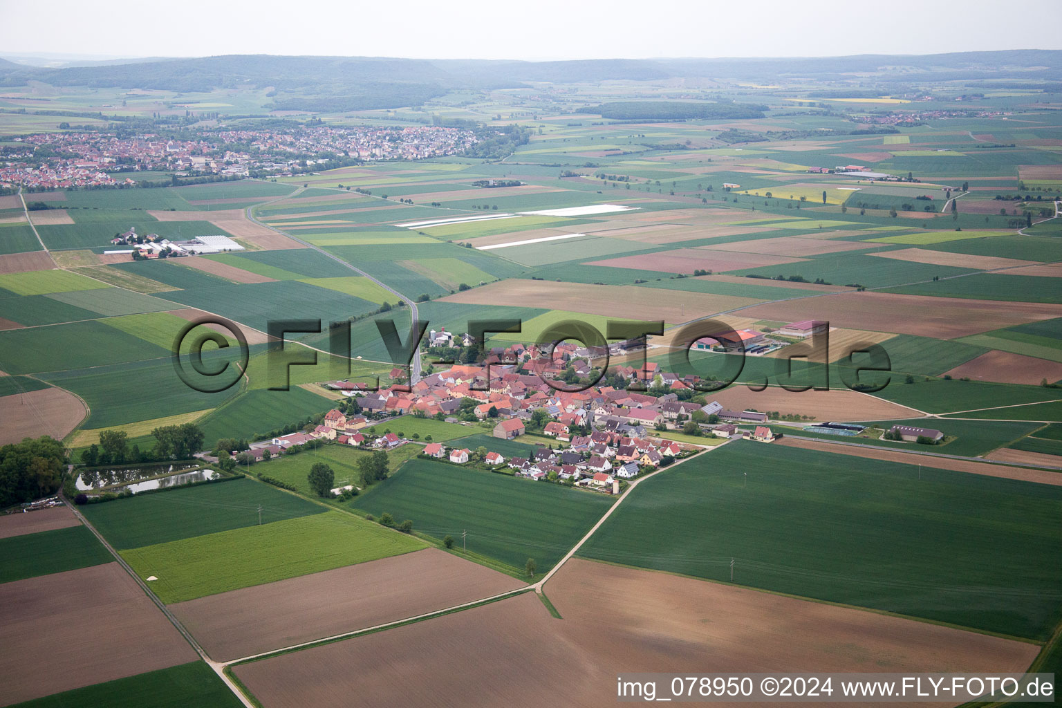 Vue aérienne de Quartier Brünnstadt in Frankenwinheim dans le département Bavière, Allemagne