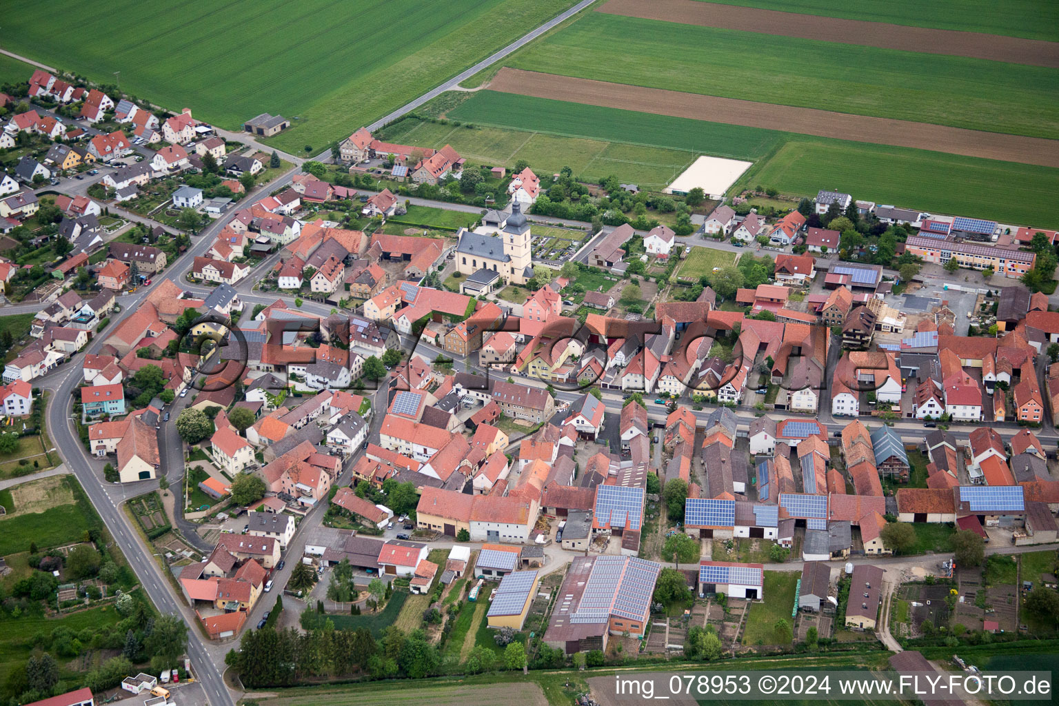 Vue aérienne de Vue sur le village à le quartier Herlheim in Kolitzheim dans le département Bavière, Allemagne