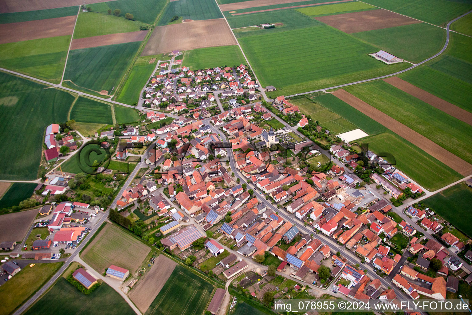 Vue aérienne de Vue sur le village à le quartier Herlheim in Kolitzheim dans le département Bavière, Allemagne