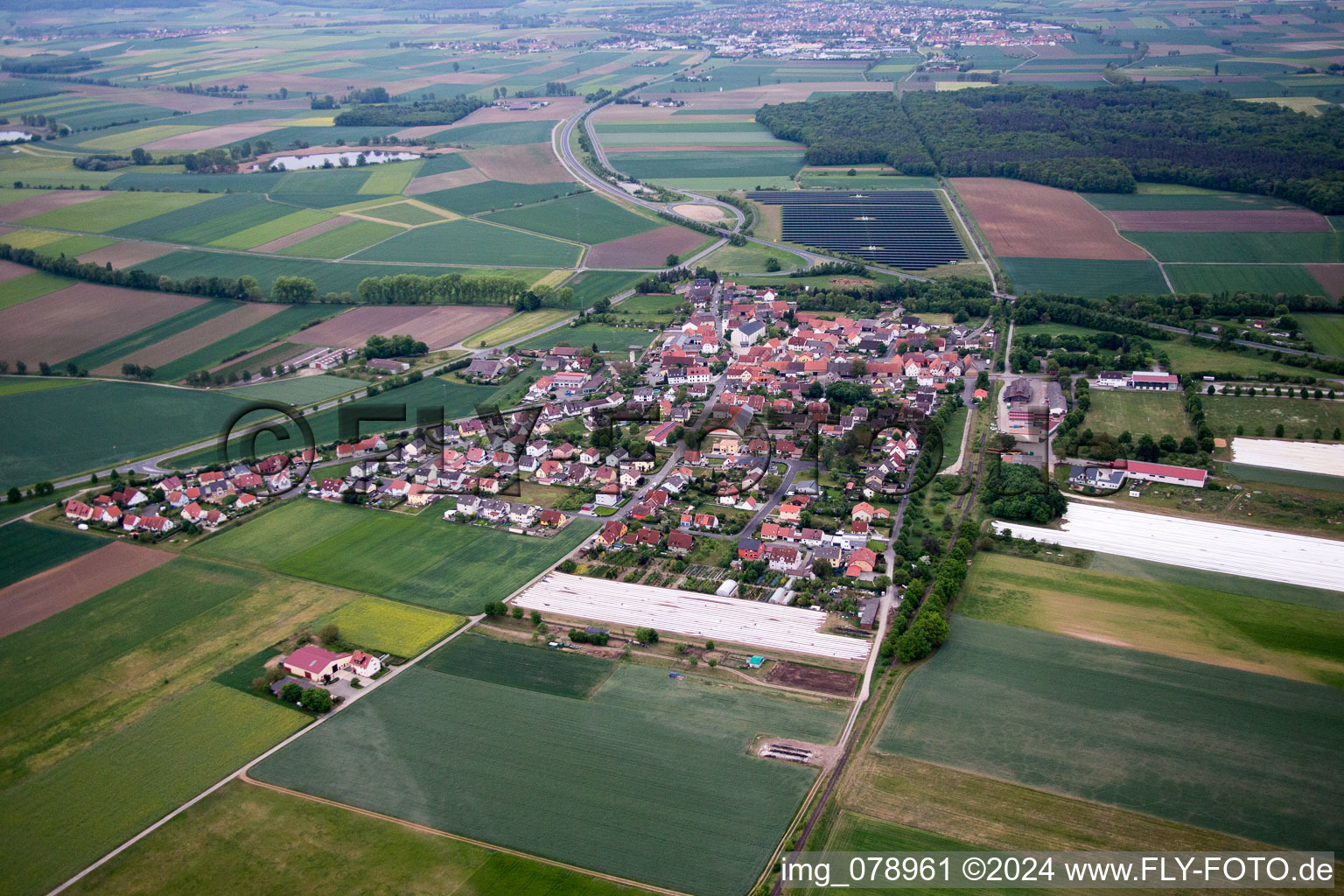 Vue aérienne de Vue des rues et des maisons des quartiers résidentiels à le quartier Alitzheim in Sulzheim dans le département Bavière, Allemagne