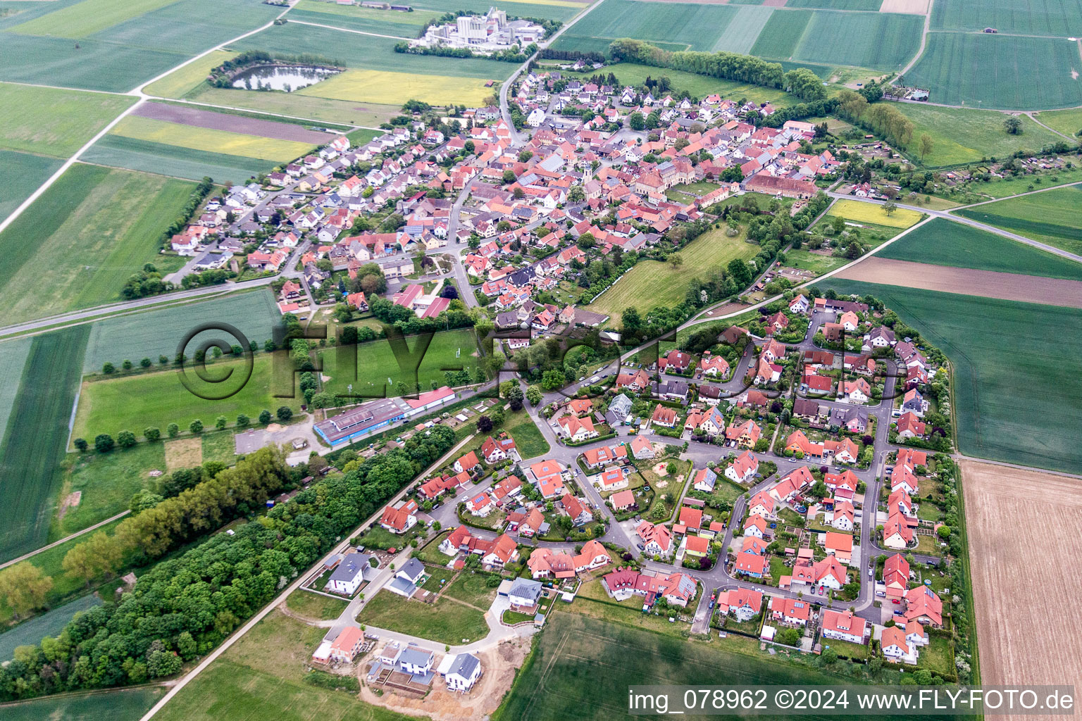 Vue aérienne de Champs agricoles et surfaces utilisables à Sulzheim dans le département Bavière, Allemagne