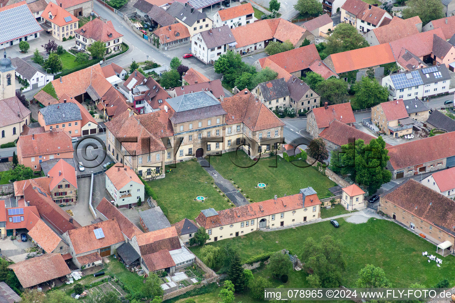 Vue aérienne de Château et restaurant Sulzheim à Sulzheim dans le département Bavière, Allemagne