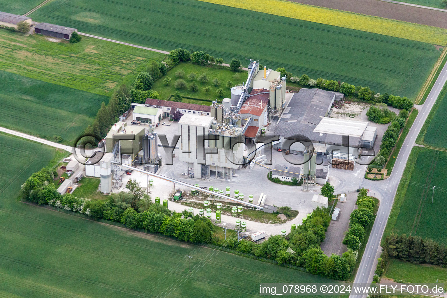 Vue aérienne de Centrale à béton et matériaux de construction à Sulzheim dans le département Bavière, Allemagne