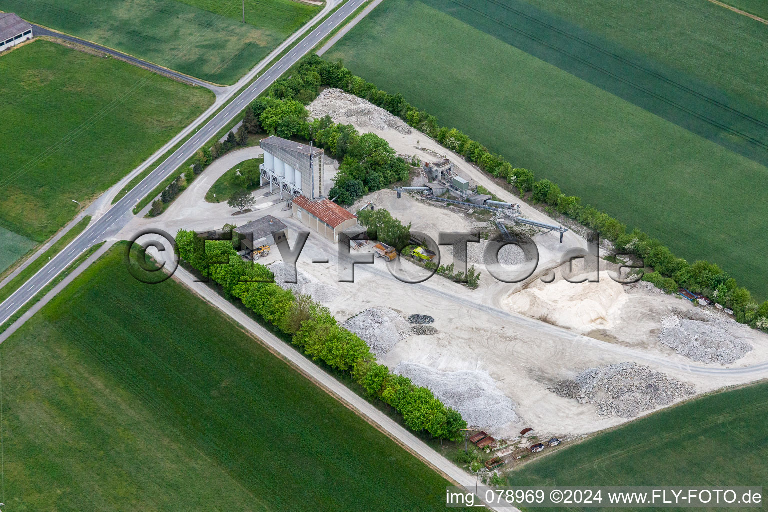 Vue aérienne de Exploitation à ciel ouvert de gravier de la centrale à béton et de matériaux de construction à Sulzheim dans le département Bavière, Allemagne