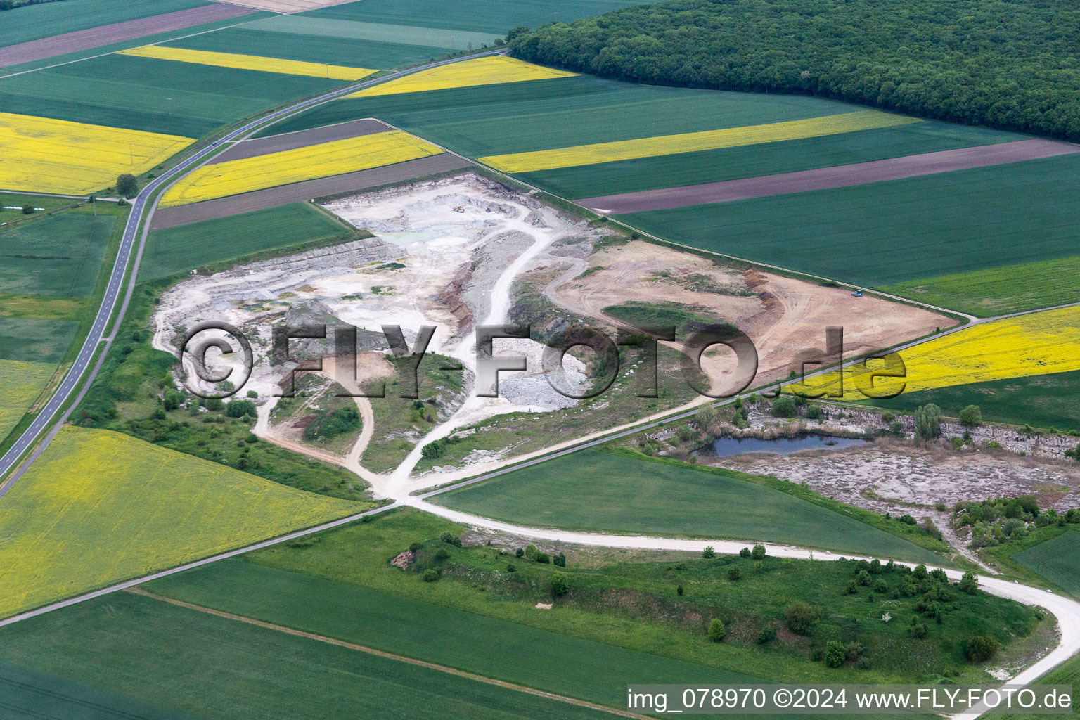 Vue aérienne de Exploitation à ciel ouvert de gravier de la centrale à béton et de matériaux de construction à Sulzheim dans le département Bavière, Allemagne