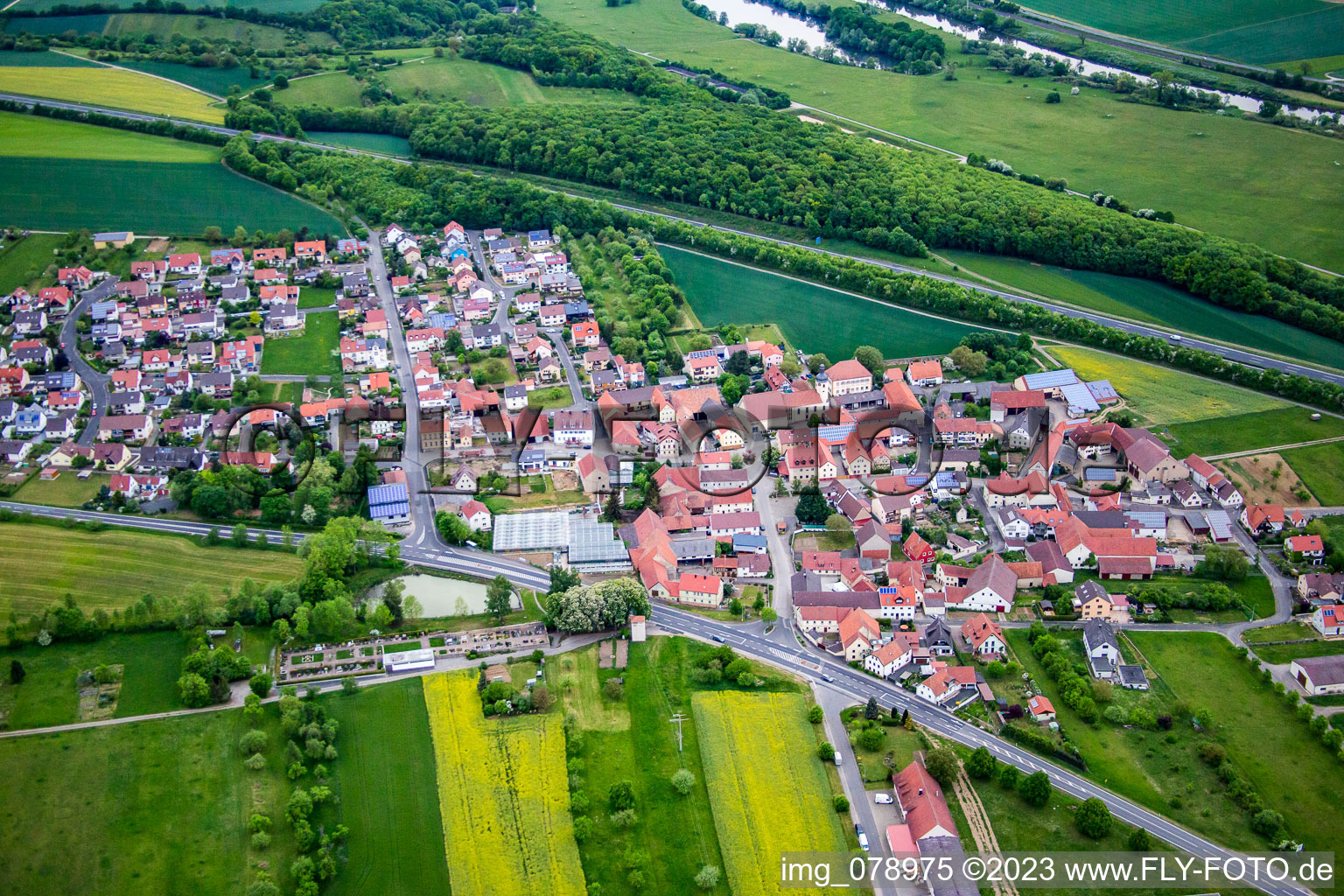 Vue aérienne de Weyer à Gochsheim dans le département Bavière, Allemagne