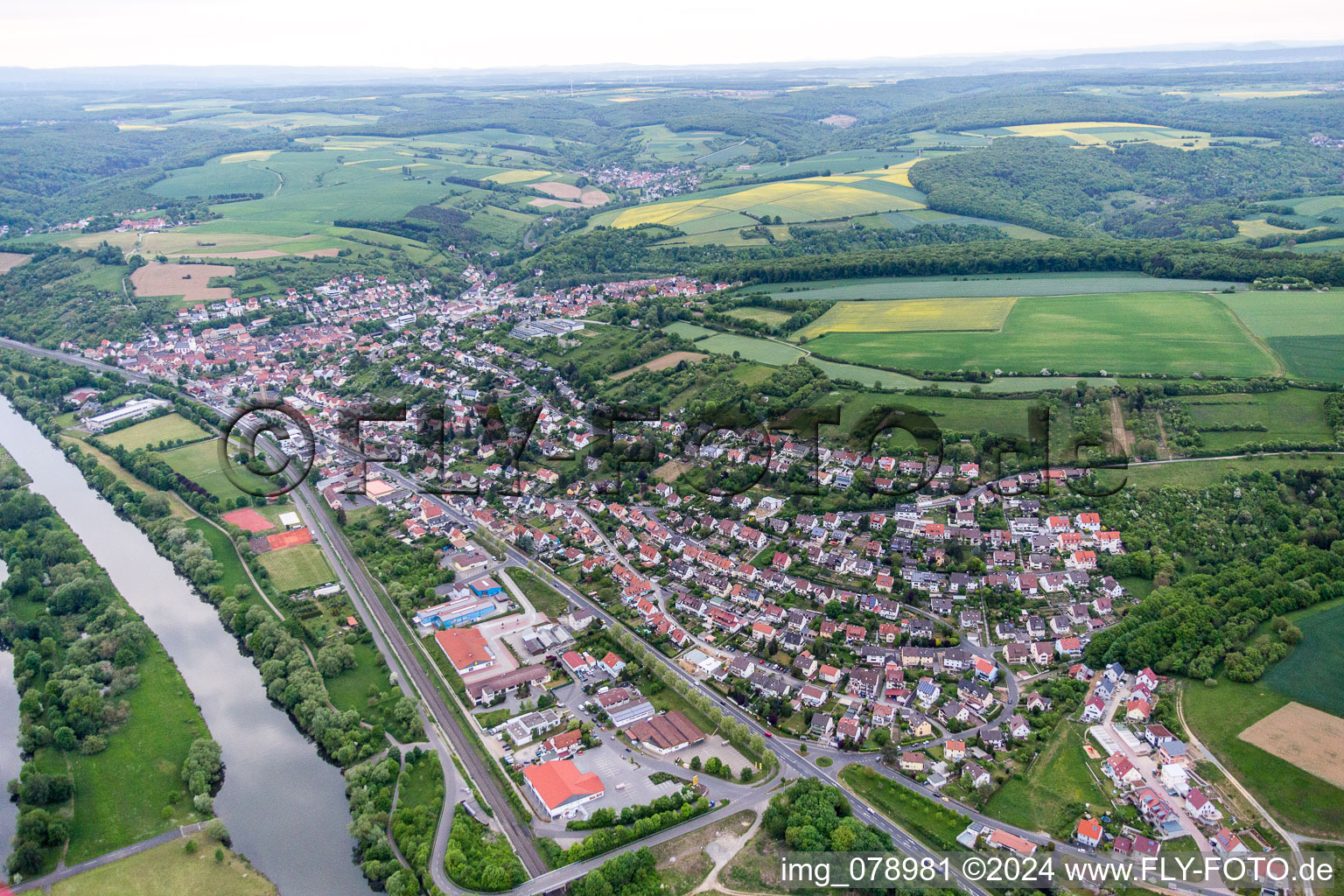 Vue aérienne de Zones riveraines du Main à Schonungen dans le département Bavière, Allemagne