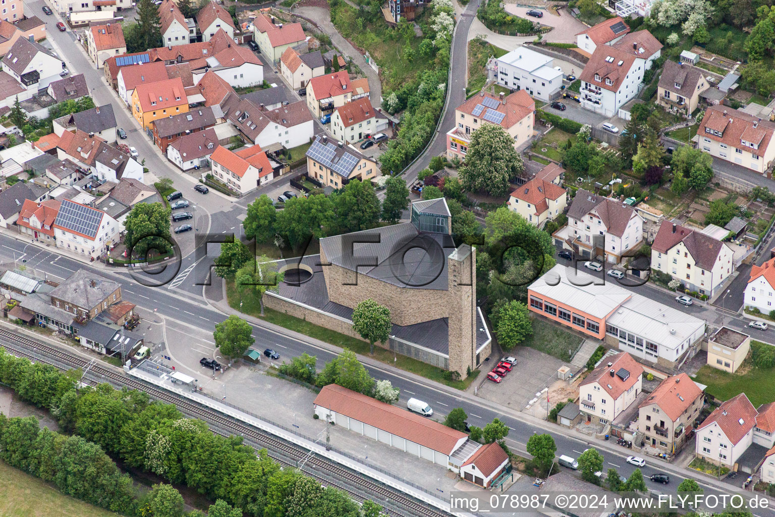 Vue aérienne de Église évangélique à Schonungen dans le département Bavière, Allemagne