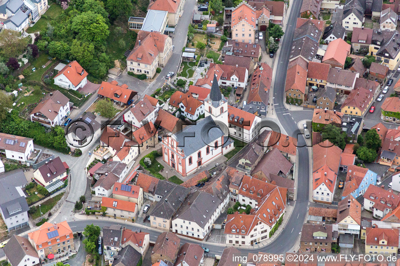 Vue aérienne de Église catholique à Schonungen dans le département Bavière, Allemagne